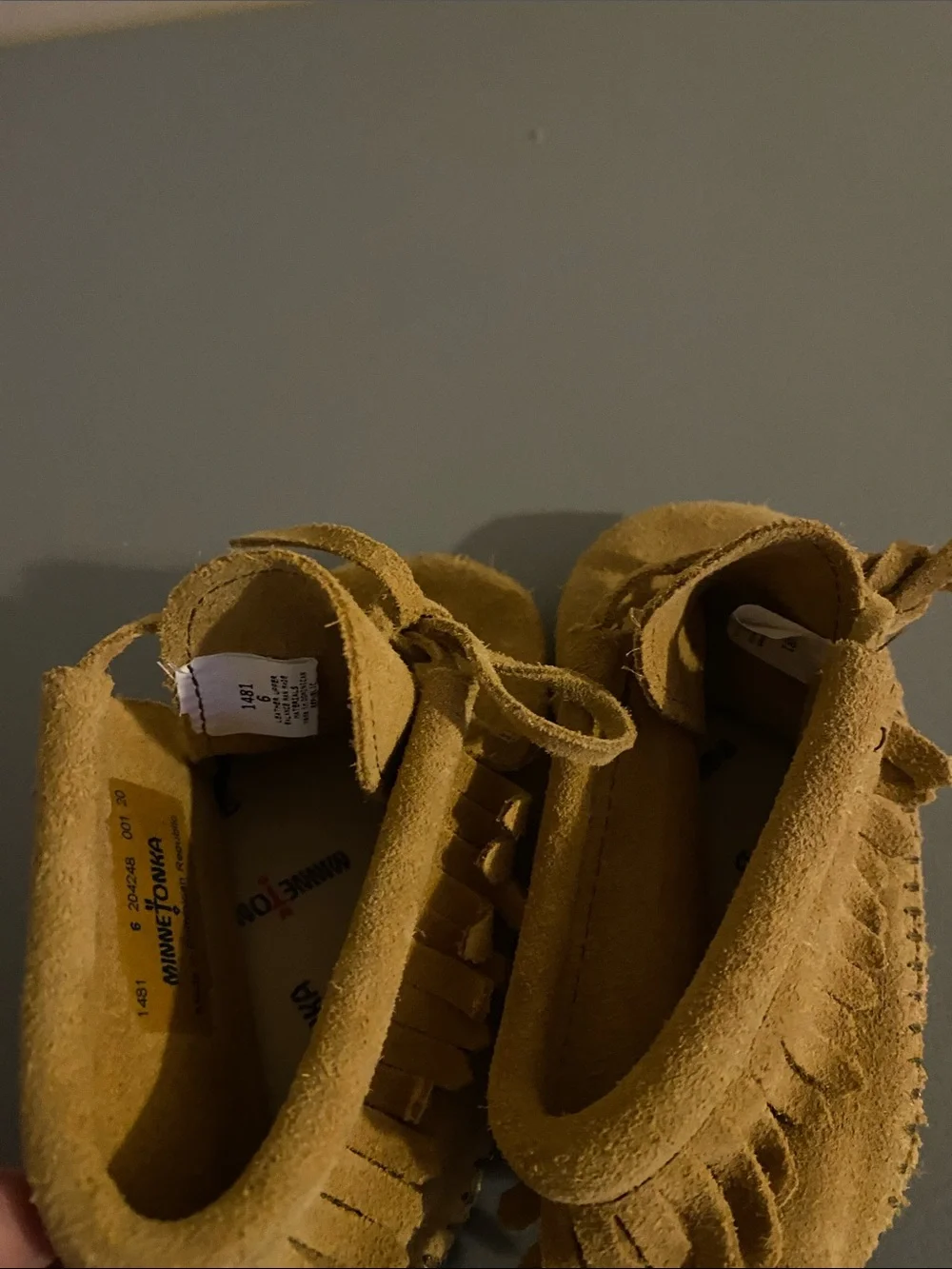 Kids Minnetonka size 6 Tan Suede Moccasin Shoes